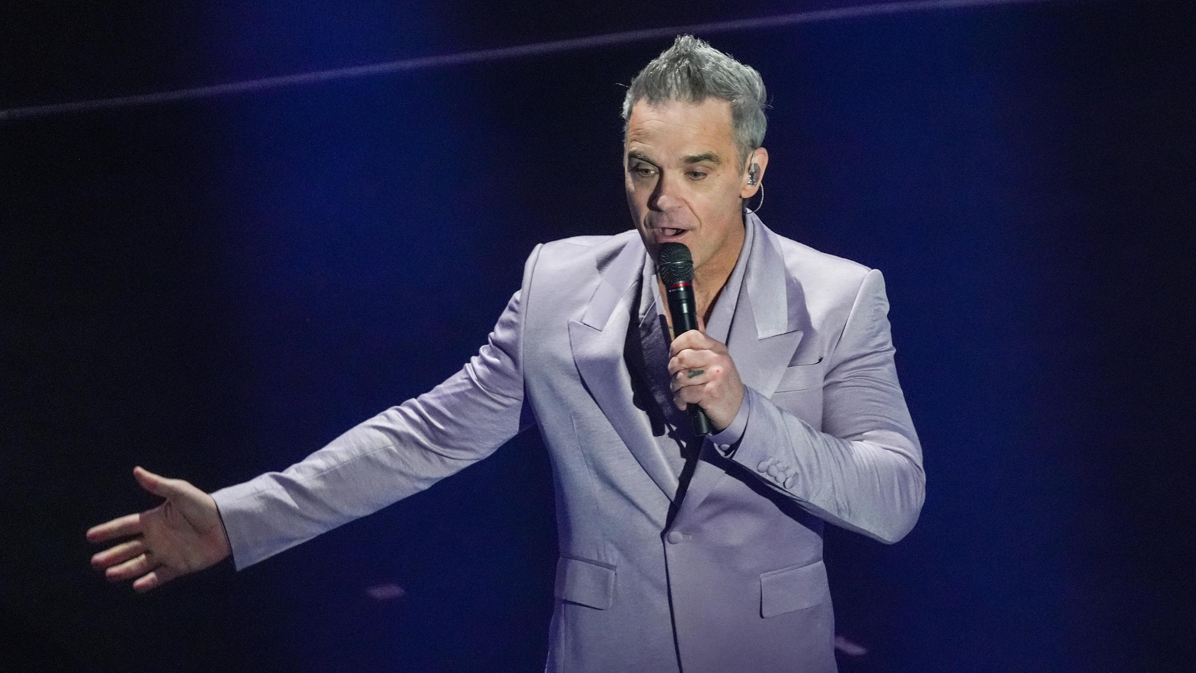 Auftritt von Robbie Williams mit der FIFA Hymne Desire bei der Auslosung zur Fussball WM 2026 am 05.12.2025 in Washington.