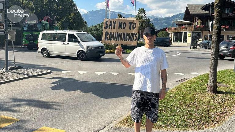 Robbie Williams hebt das Schild