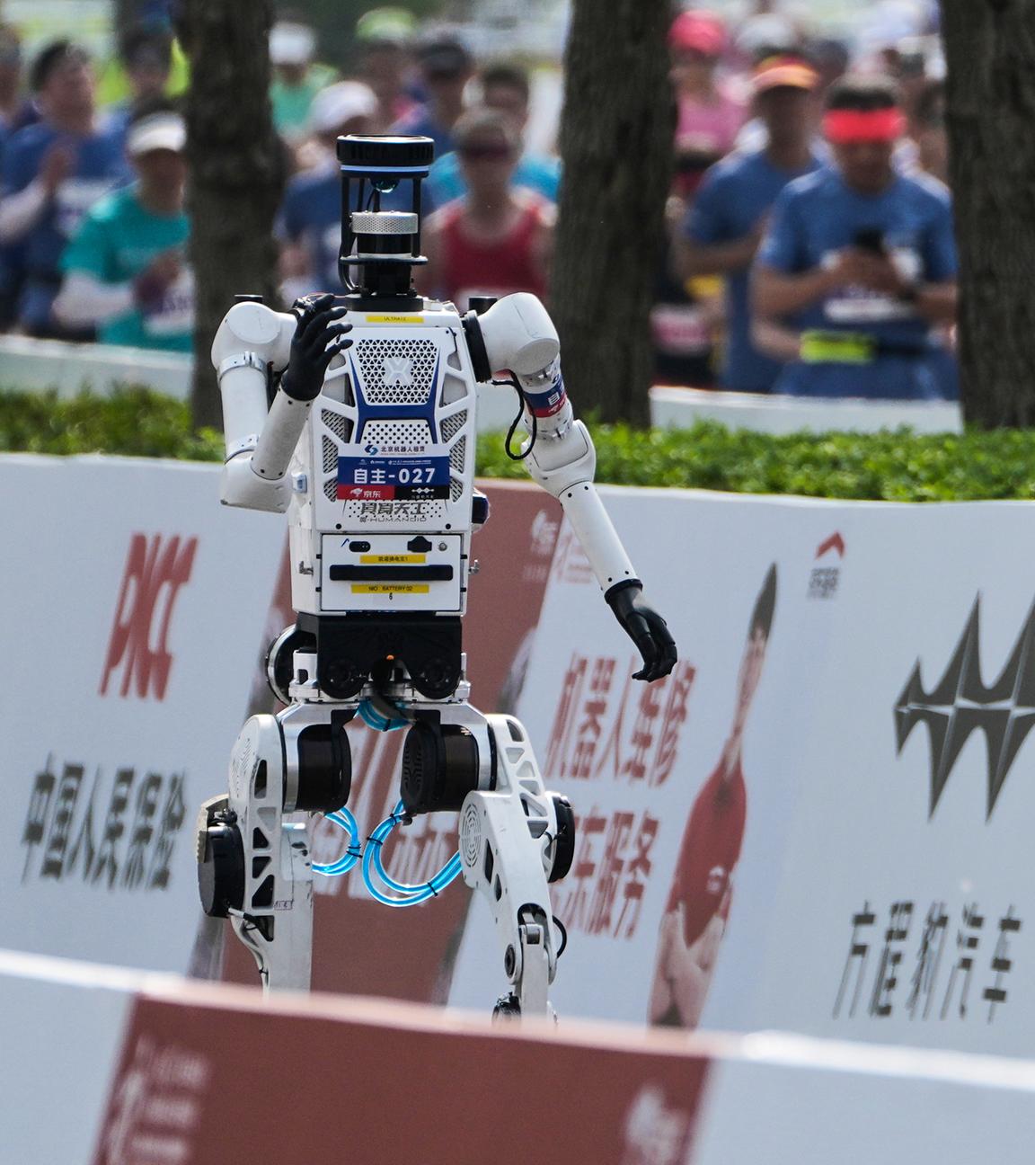 Ein Roboter läuft beim Beijing E-Town Half Marathon und Humanoid Robot Half-Marathon.