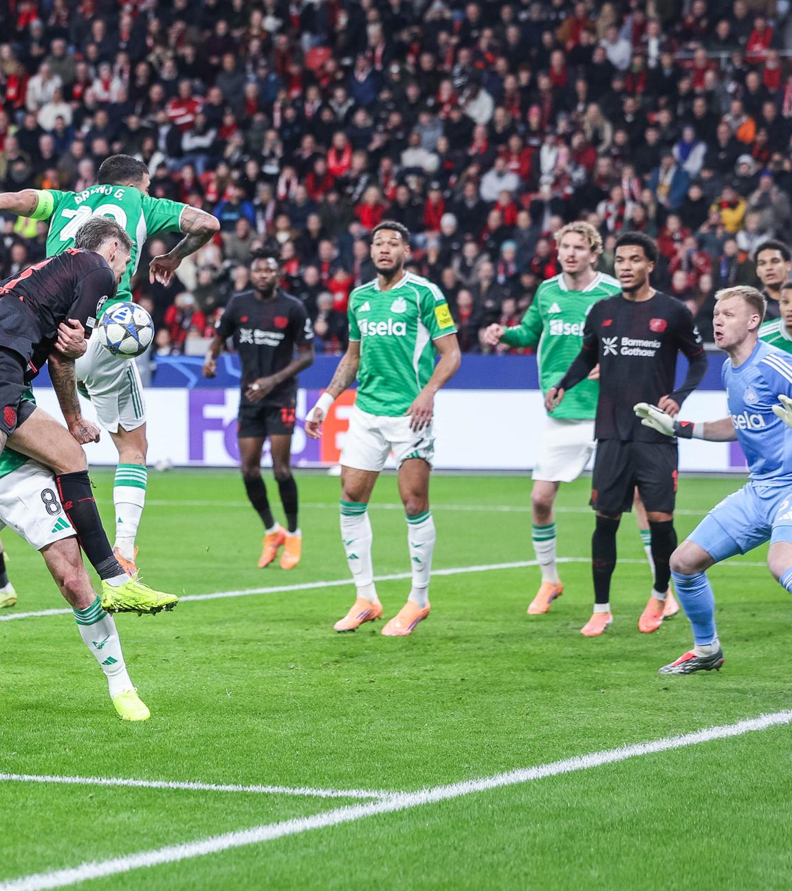 Bayer Leverkusens Innenverteidiger Robert Andrich kann sich im Kopfballduell durchsetzen und in die Mitte köpfen. Von Bruno Guimaraes Körper prallt die Kugel anschließend ins Tor.