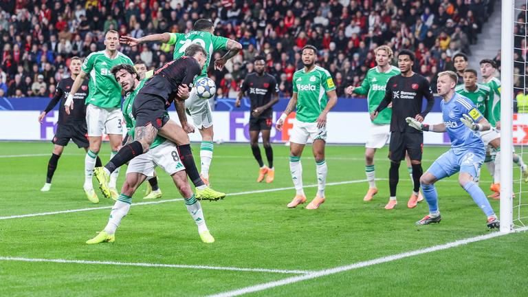 Bayer Leverkusens Innenverteidiger Robert Andrich kann sich im Kopfballduell durchsetzen und in die Mitte köpfen. Von Bruno Guimaraes Körper prallt die Kugel anschließend ins Tor.