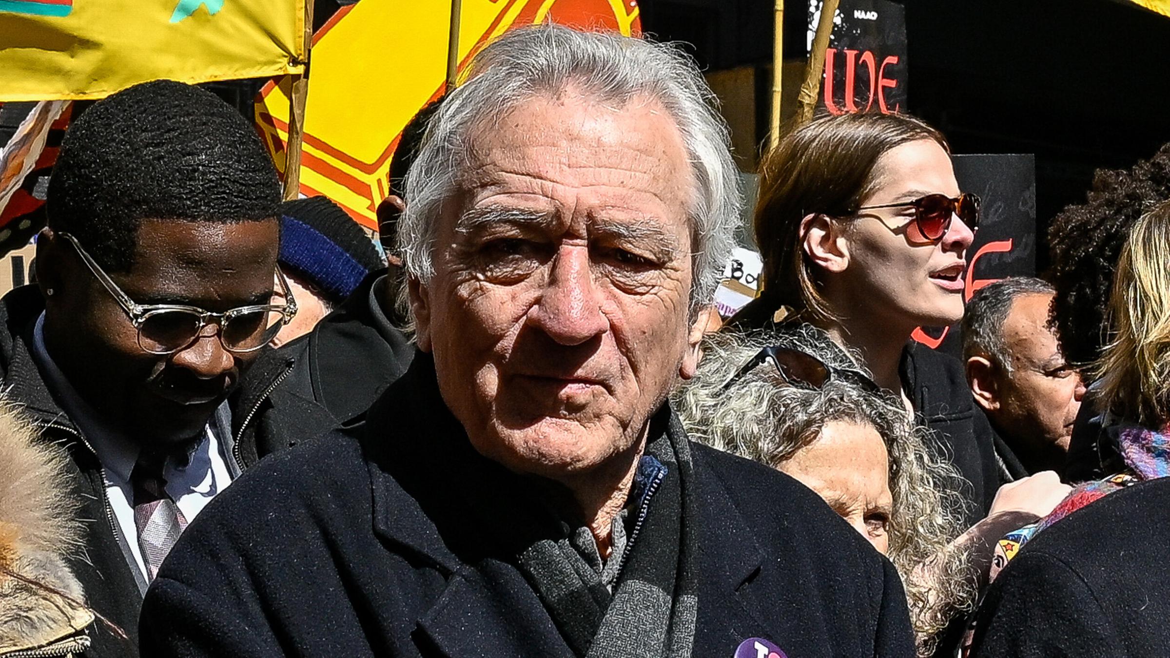 Schauspieler Robert De Niro nimmt am „No Kings“-Marsch in New York City am 28. März 2026 teil.