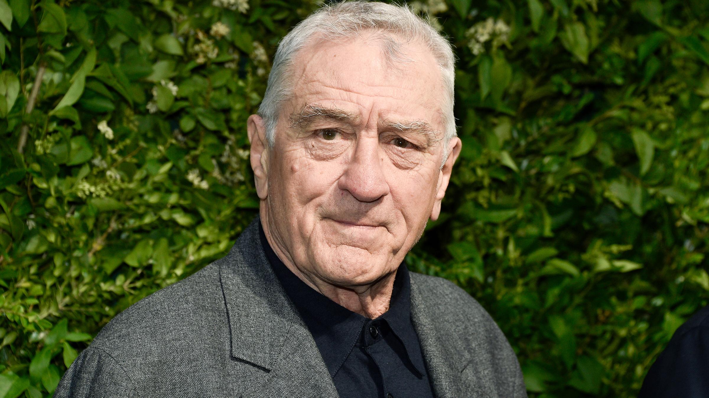 Der Schauspieler Robert DeNiro vor einer Hecke