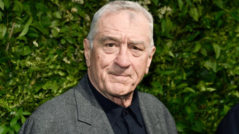 Der Schauspieler Robert DeNiro vor einer Hecke