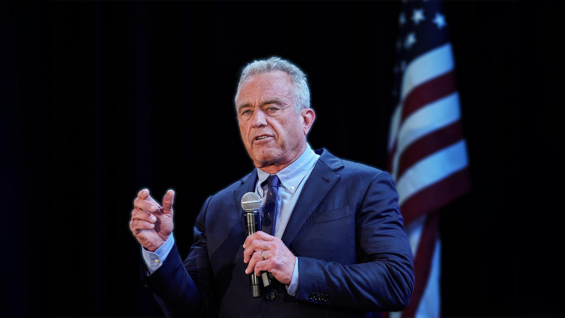 Robert F. Kennedy Jr. auf einer Bühne vor einer US-Flagge