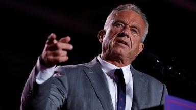 Robert F. Kennedy Jr. spricht während einer Wahlkampfveranstaltung von Donald Trump in Warren, Michigan.