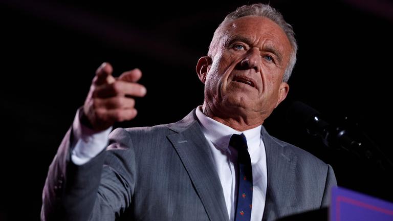 Robert F. Kennedy Jr. spricht während einer Wahlkampfveranstaltung von Donald Trump in Warren, Michigan.