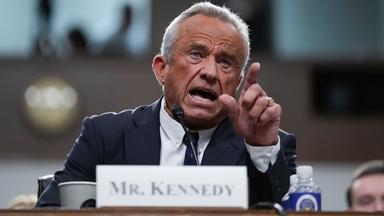 Robert F. Kennedy Jr., der von Präsident Trump als Minister für Gesundheit und Soziales nominiert wurde, erscheint vor dem Finanzausschuss des Senats zu seiner Anhörung zur Bestätigung.