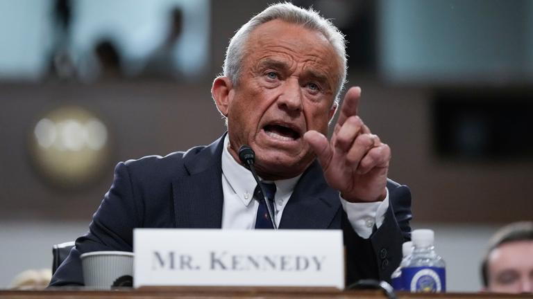 Robert F. Kennedy Jr., der von Präsident Trump als Minister für Gesundheit und Soziales nominiert wurde, erscheint vor dem Finanzausschuss des Senats zu seiner Anhörung zur Bestätigung.