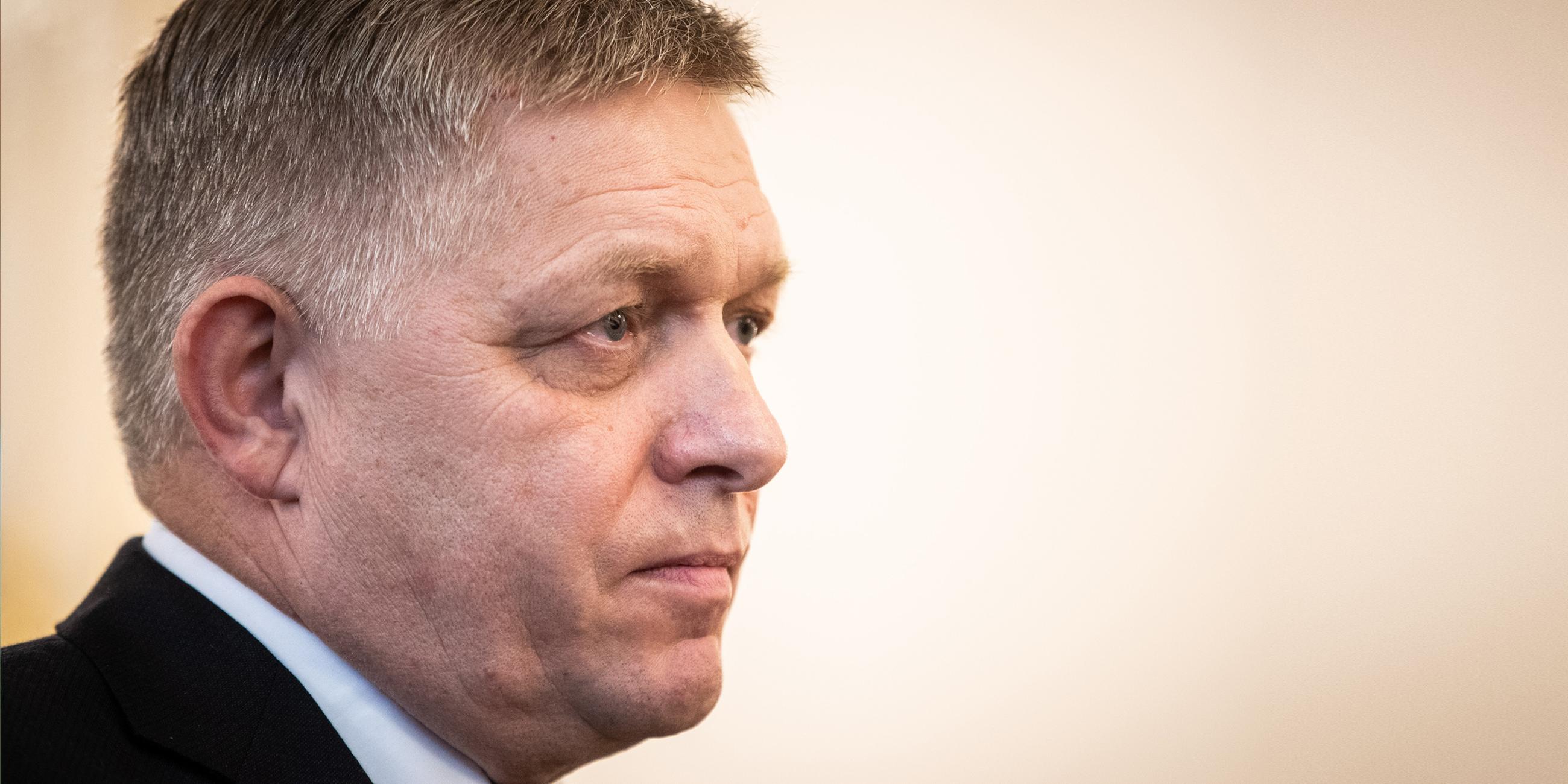 Der slowakische Ministerpräsident Robert Fico nimmt an der Amtseinführung des neuen Kabinetts in Bratislava am 25.10.2023 teil.