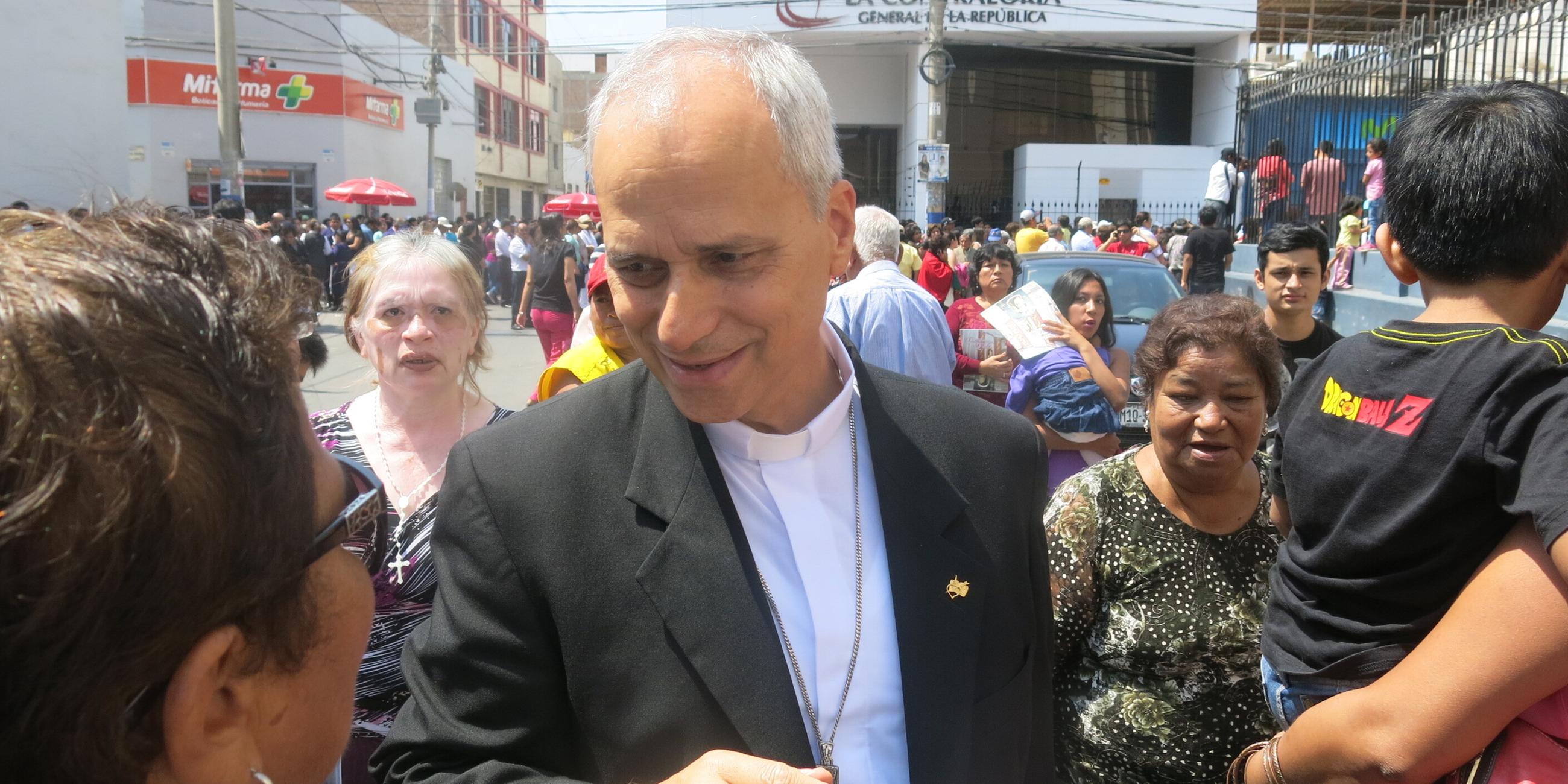 Der heutige Papst Leo XIV. und damalige Bischof von Chiclayo, Robert Francis Prevos, unter Menschen in Peru am 18.10.2015.