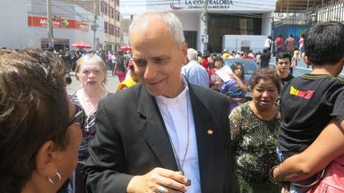 Der heutige Papst Leo XIV. und damalige Bischof von Chiclayo, Robert Francis Prevos, unter Menschen in Peru am 18.10.2015.