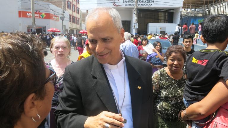 Der heutige Papst Leo XIV. und damalige Bischof von Chiclayo, Robert Francis Prevos, unter Menschen in Peru am 18.10.2015.