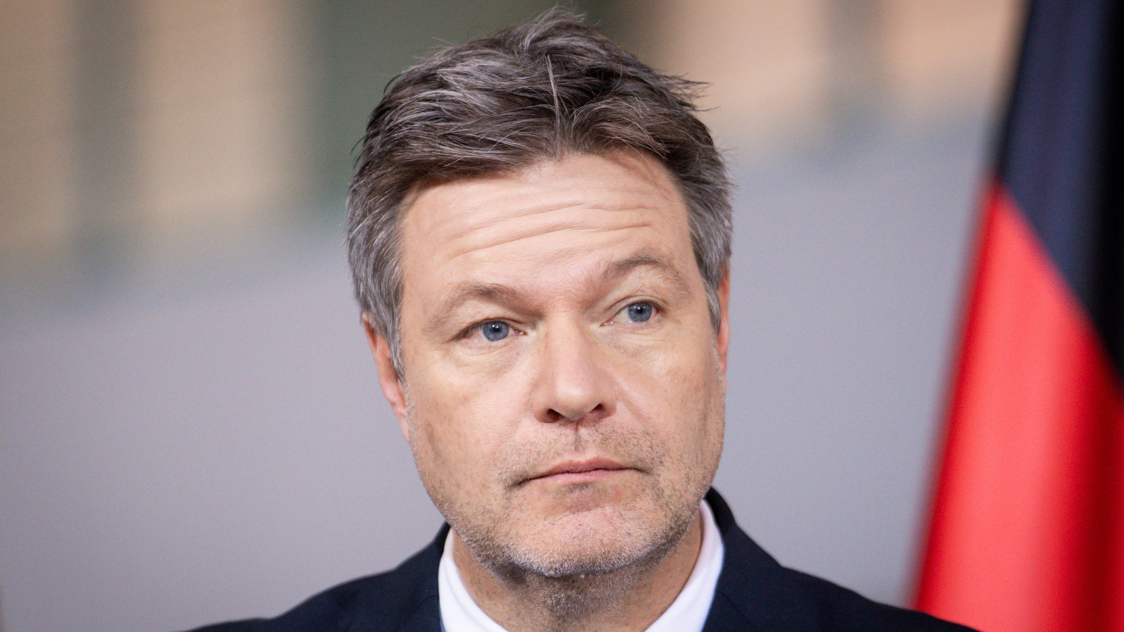 Robert Habeck bei einem Pressestatement zu den Gesprächen zum Haushalt und Nachtragshaushalt, in Berlin ,13.12.2023 .