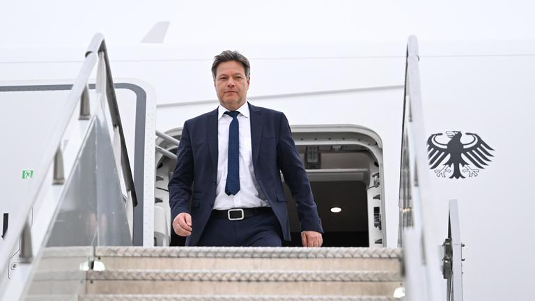 Robert Habeck wird am 06.03.2024 am Flughafen von Washington, empfangen. 