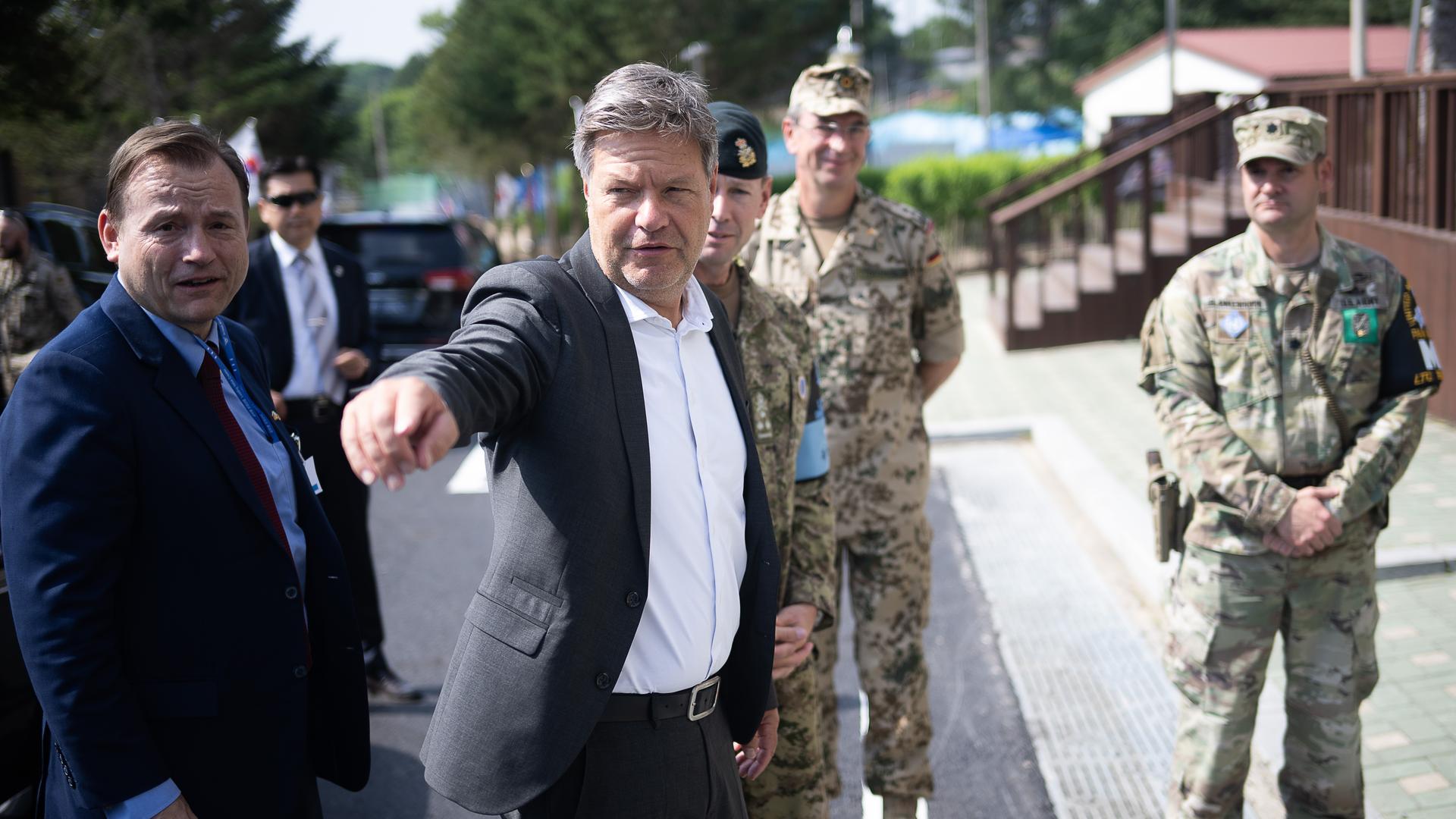 Robert Habeck spricht während eines Besuchs der Demilitarisierten Zone (DMZ) zwischen Nord- und Südkorea mit Soldaten vor Ort.
