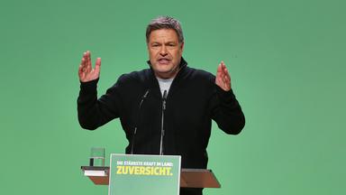 Berlin: Kanzlerkandidat und Bundesminister für Wirtschaft und Klimaschutz Robert Habeck (Buendnis90/Die Grünen) hält eine Rede