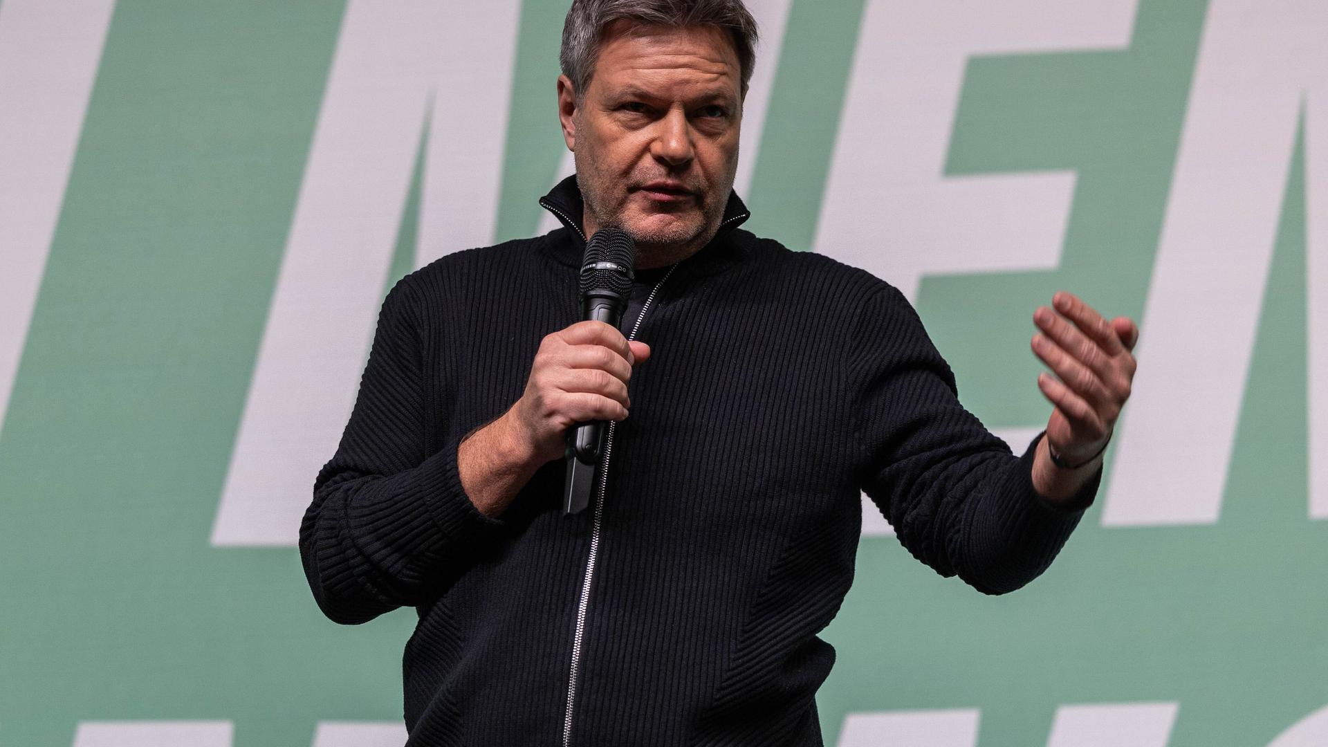 Robert Habeck, Kanzlerkandidat der Grünen, spricht bei einer Wahlkampfveranstaltung der Grünen im RuhrCongress in Bochum in ein Mikrofon.