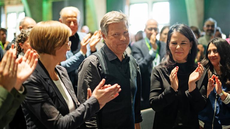 Franziska Brantner (l), Bundesvorsitzende von Bündnis 90/Die Grünen, und Annalena Baerbock (Bündnis 90/Die Grünen), geschäftsführende Außenministerin, applaudieren während des kleinen Parteitags von Bündnis 90/Die Grünen Robert Habeck (Bündnis 90/Die Grünen, M), geschäftsführender Bundesminister für Wirtschaft und Klimaschutz