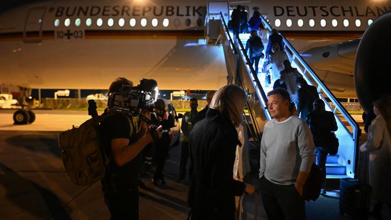 Robert Habeck (Bündnis 90/Die Grünen), Bundesminister für Wirtschaft und Klimaschutz, steht zum Ende seiner Reise zu der Technologiekonferenz "Web Summit" vor dem Flugzeug A350 Kurt Schuhmacher. 