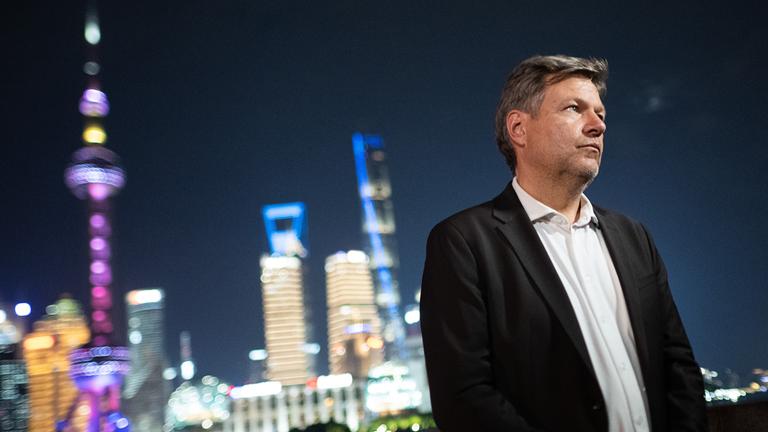 Bundesminister für Wirtschaft und Klimaschutz, steht im Rahmen eines Besuchs in der Volksrepublik China an der Uferpromenade ·The Bund· vor der Skyline.