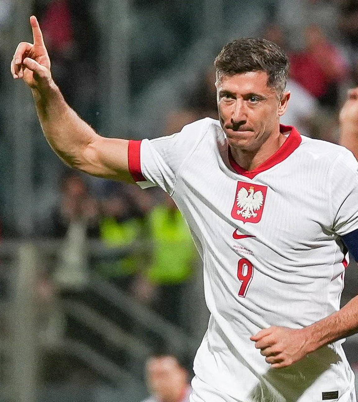 Robert Lewandowski (Polen)  jubelt nach dem Tor bei der Fußball-WM-Qualifikation gegen Malta.