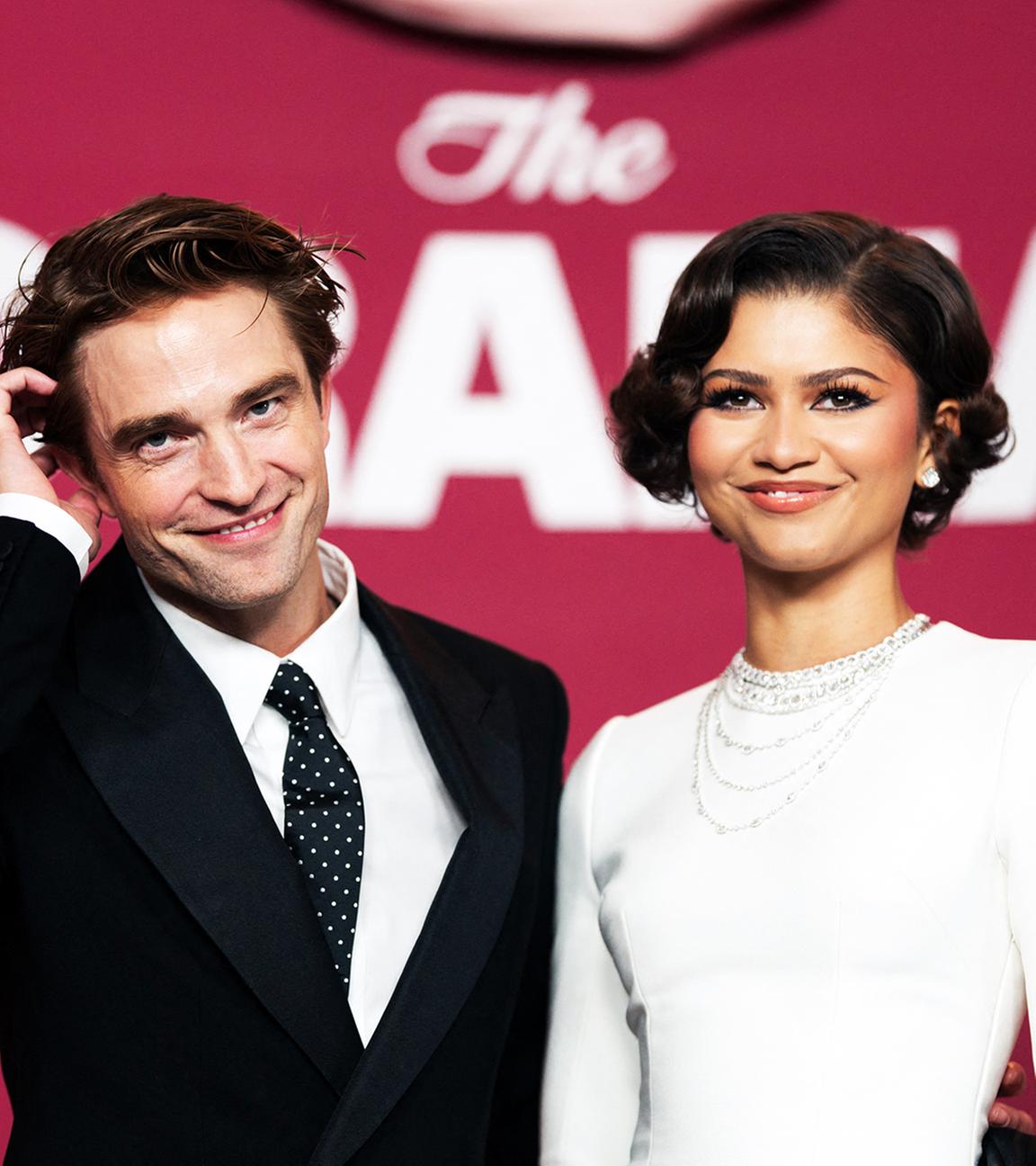 Die Schauspieler Robert Pattinson und Zendaya posieren zusammen auf einer Film-Premiere. 