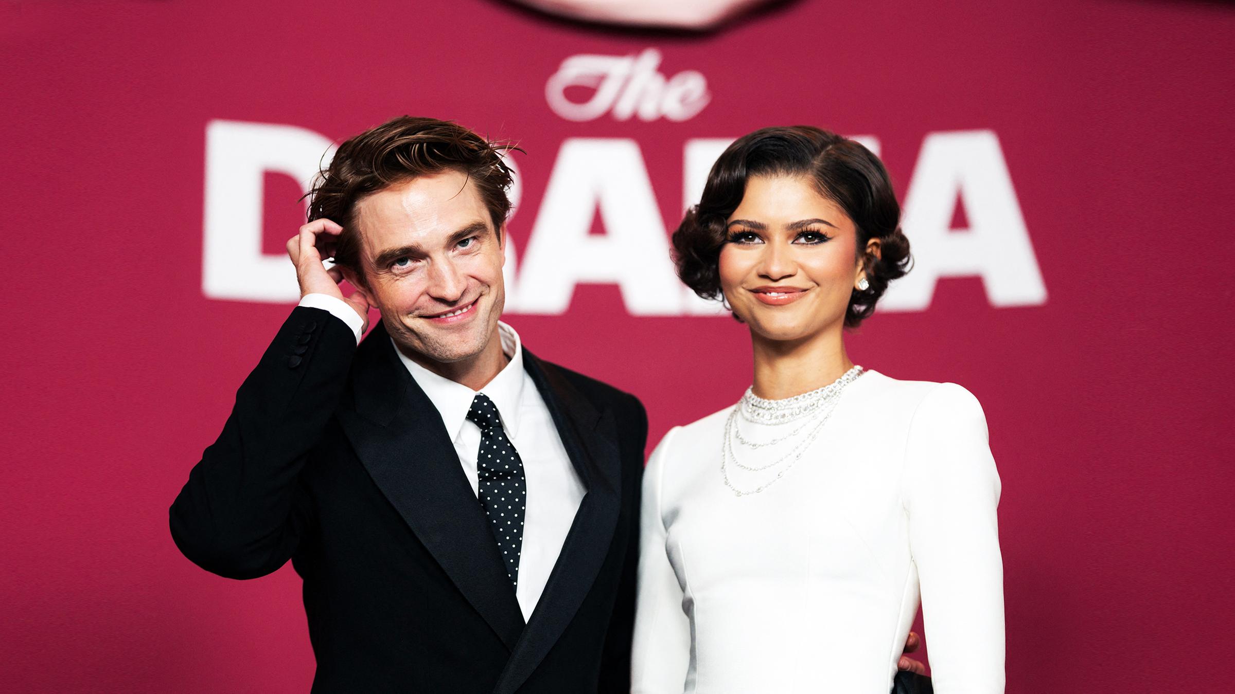 Die Schauspieler Robert Pattinson und Zendaya posieren zusammen auf einer Film-Premiere. 