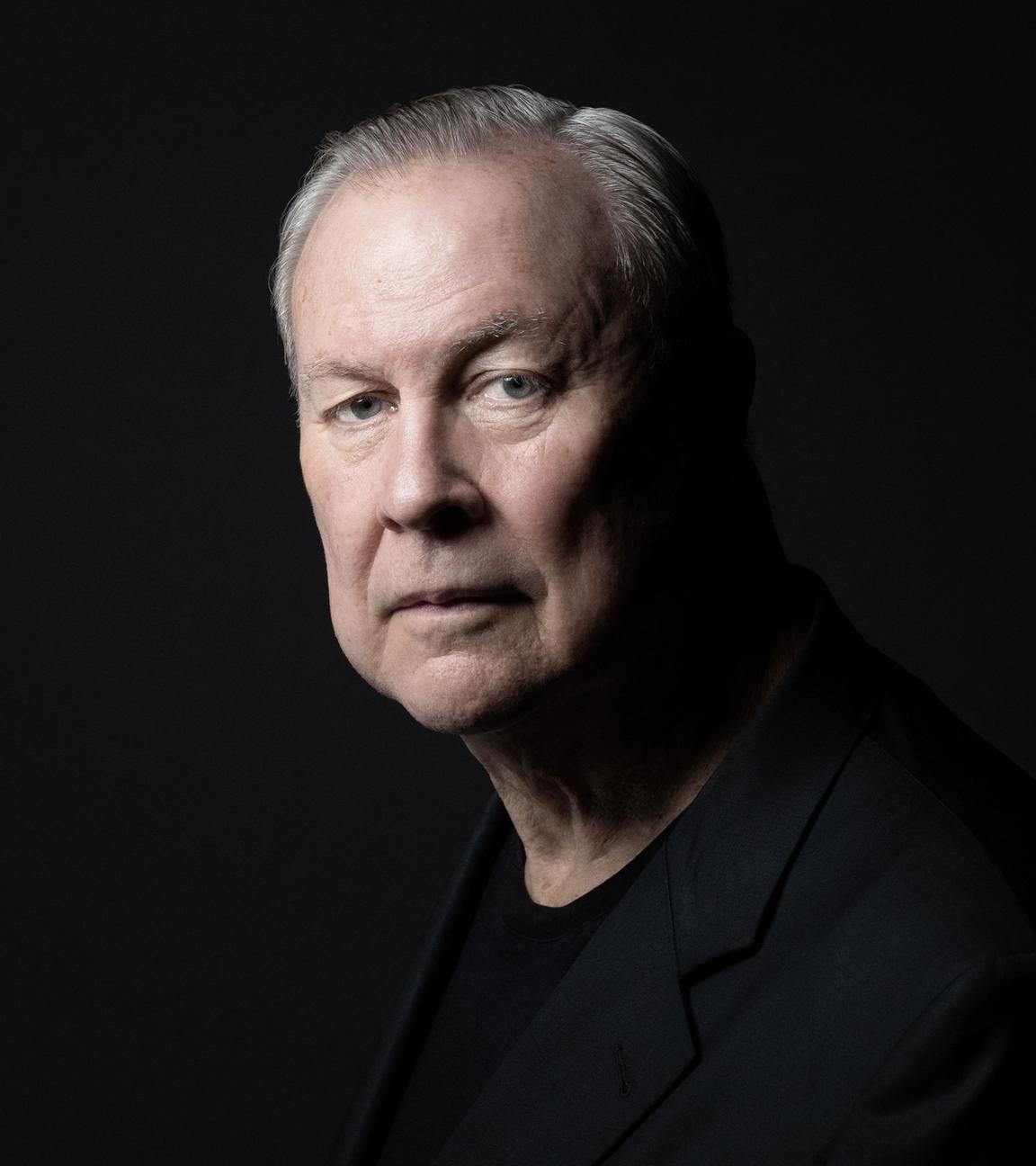 Der US-amerikanische Theaterregisseur und bildende Künstler Robert "Bob" Wilson posiert während einer Fotosession in Paris am 1. September 2021.
