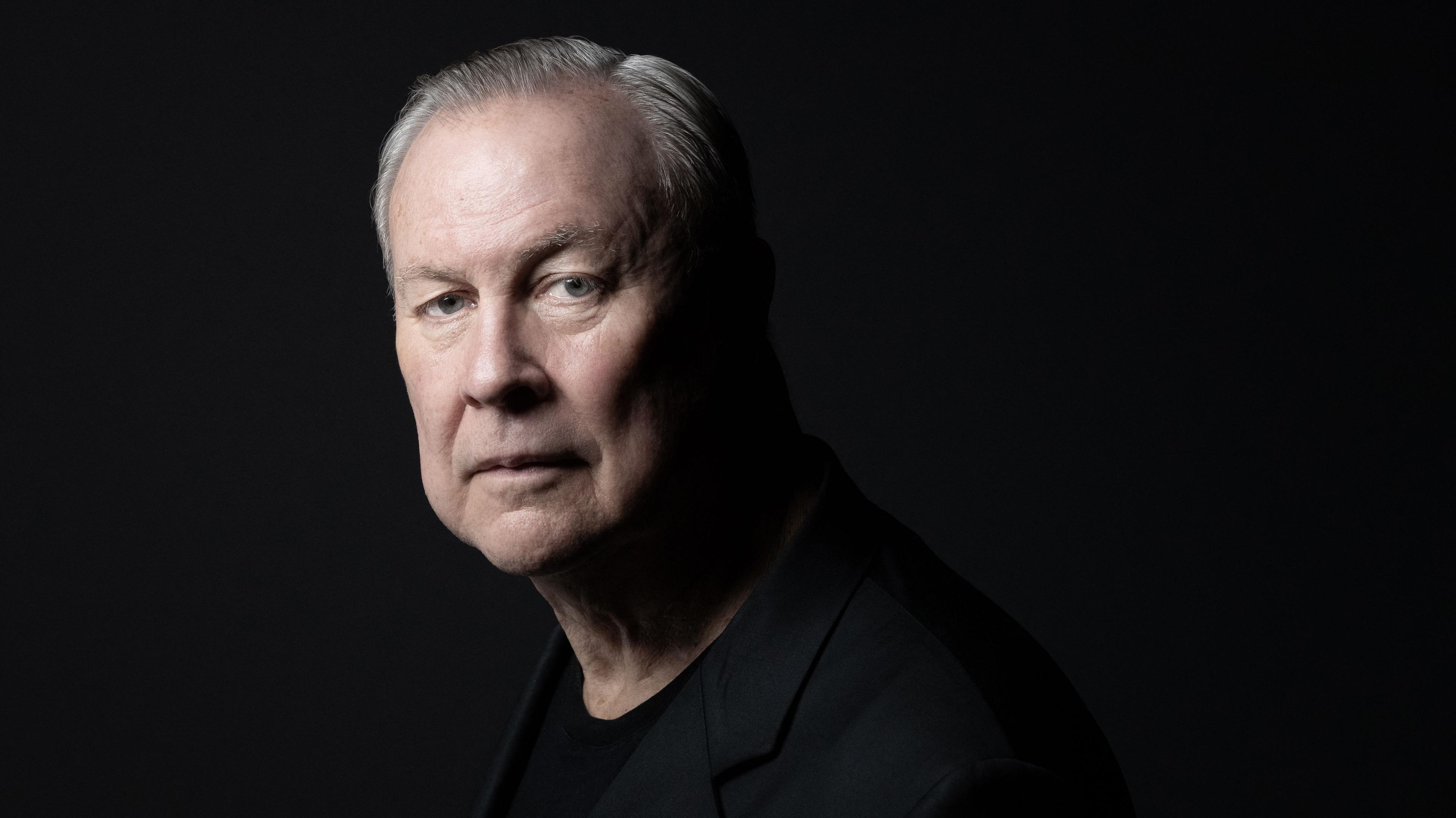 Der US-amerikanische Theaterregisseur und bildende Künstler Robert "Bob" Wilson posiert während einer Fotosession in Paris am 1. September 2021.