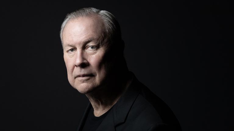 Der US-amerikanische Theaterregisseur und bildende Künstler Robert "Bob" Wilson posiert während einer Fotosession in Paris am 1. September 2021.