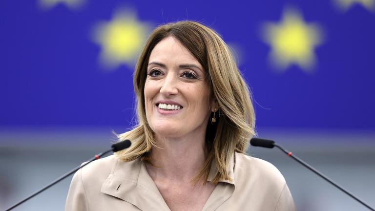 Roberta Metsola steht im Europäischen Parlament und spricht, aufgenommen am 16.07.2024 in Straßburg (Frankreich)