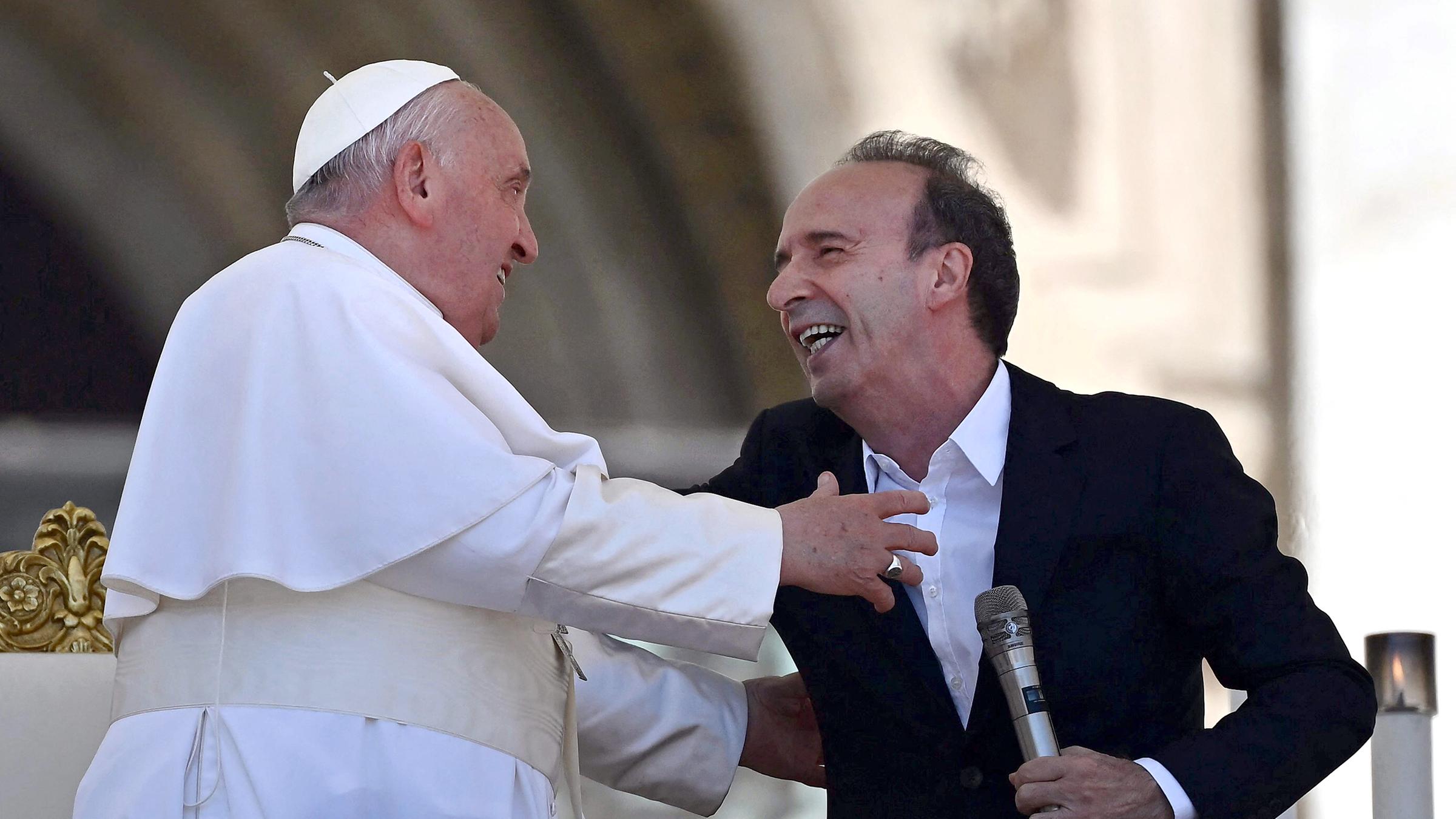 Papst Franziskus umarmt den italienischen Filmregisseur Roberto Benigni