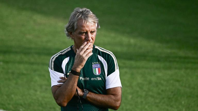 Italienischer Nationaltrainer auf Trainingsplatz mit skeptischem Blick