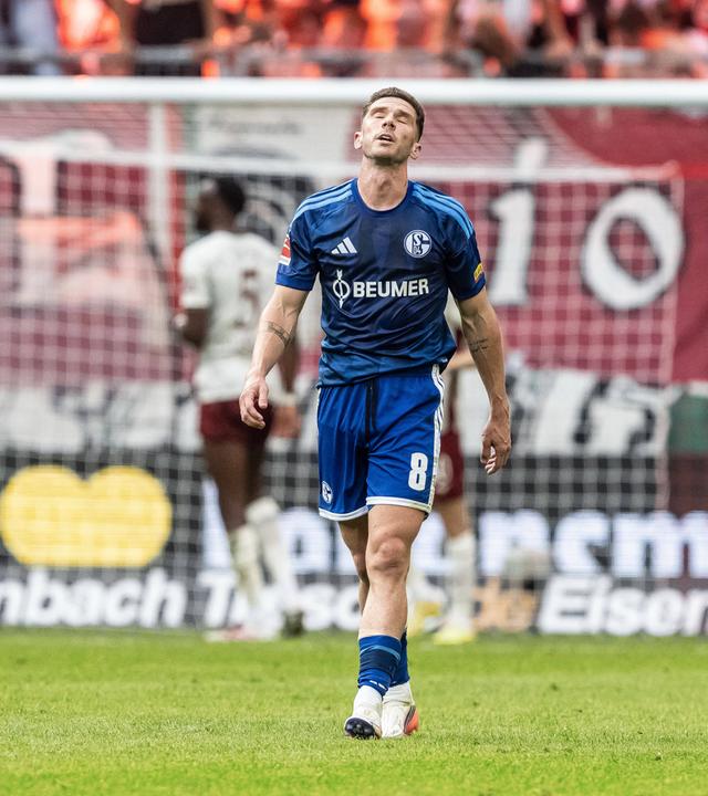 Schalkes Verteidiger Robin Gosens geht nach dem Gegentreffer zum 2:0 in der Bundesligapartie gegen den FC Augsburg enttäuscht Richtung Mittelkreis