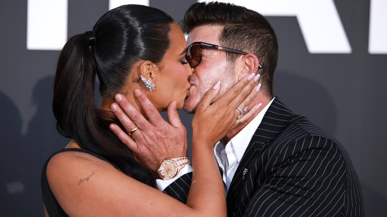 Robin Thicke küsst seine Frau April Love Geary 