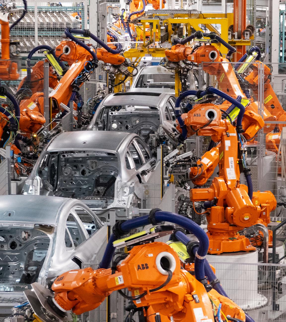Roboter von ABB im Einsatz bei BMW, aufgenommen am 22.10.2021