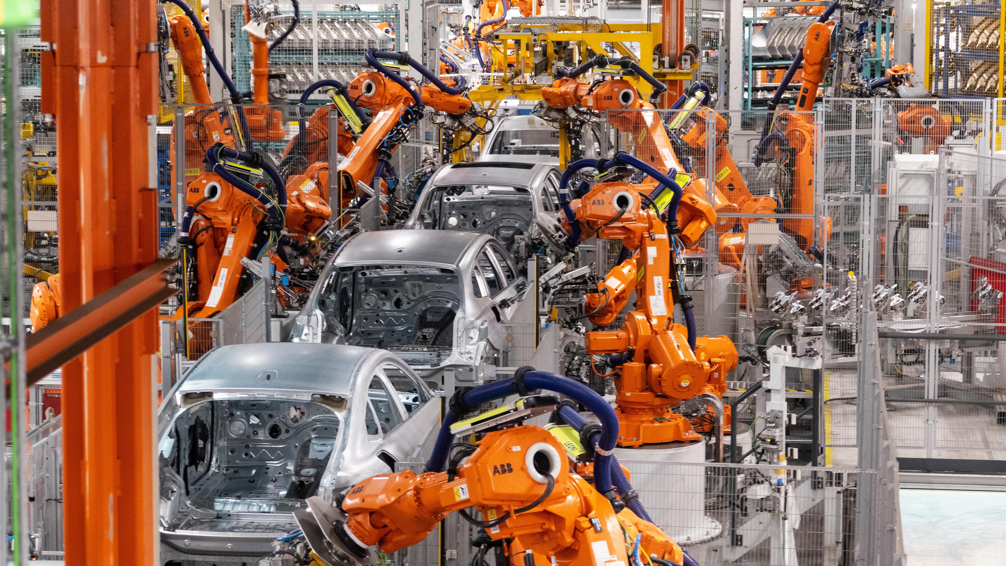 Roboter von ABB im Einsatz bei BMW, aufgenommen am 22.10.2021