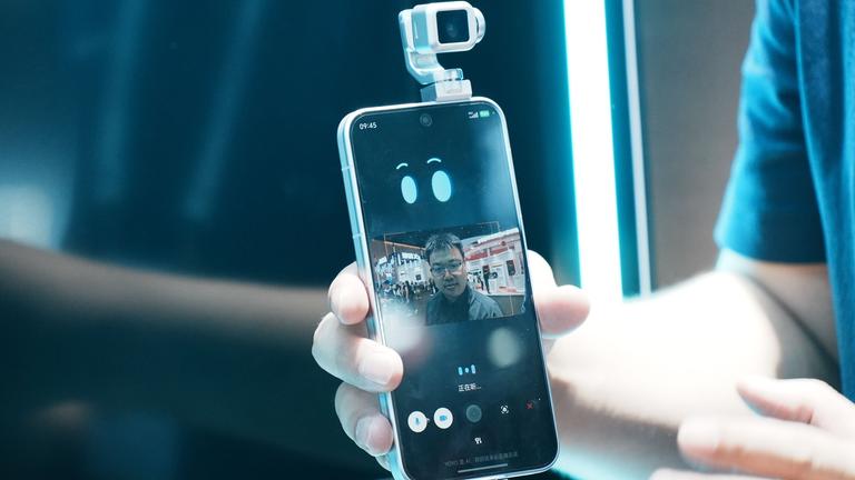 Hand hält Roboter-Handy von Honor vor unscharfem Hintergrund