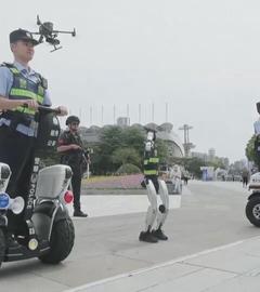 Polizeibeamte in China mit Polizei-Roboter