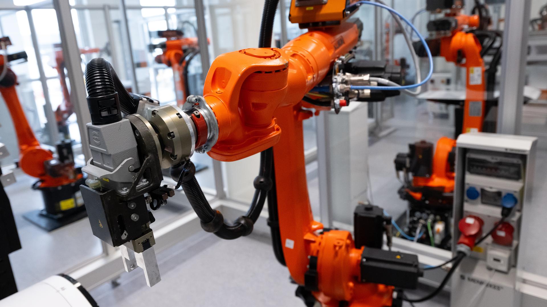  Augsburg: Roboter von Kuka sind im Ausbildungszentrum zu sehen.
