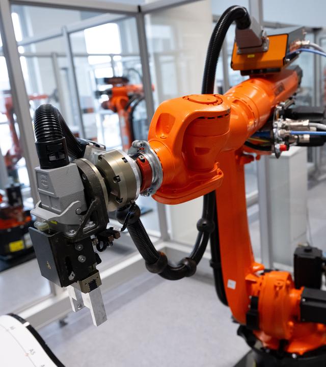  Augsburg: Roboter von Kuka sind im Ausbildungszentrum zu sehen.