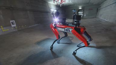 Roboter unter Brücke