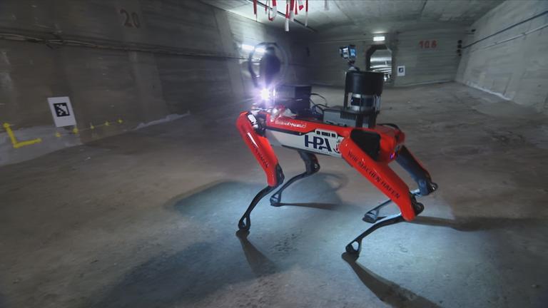 Roboter unter Brücke