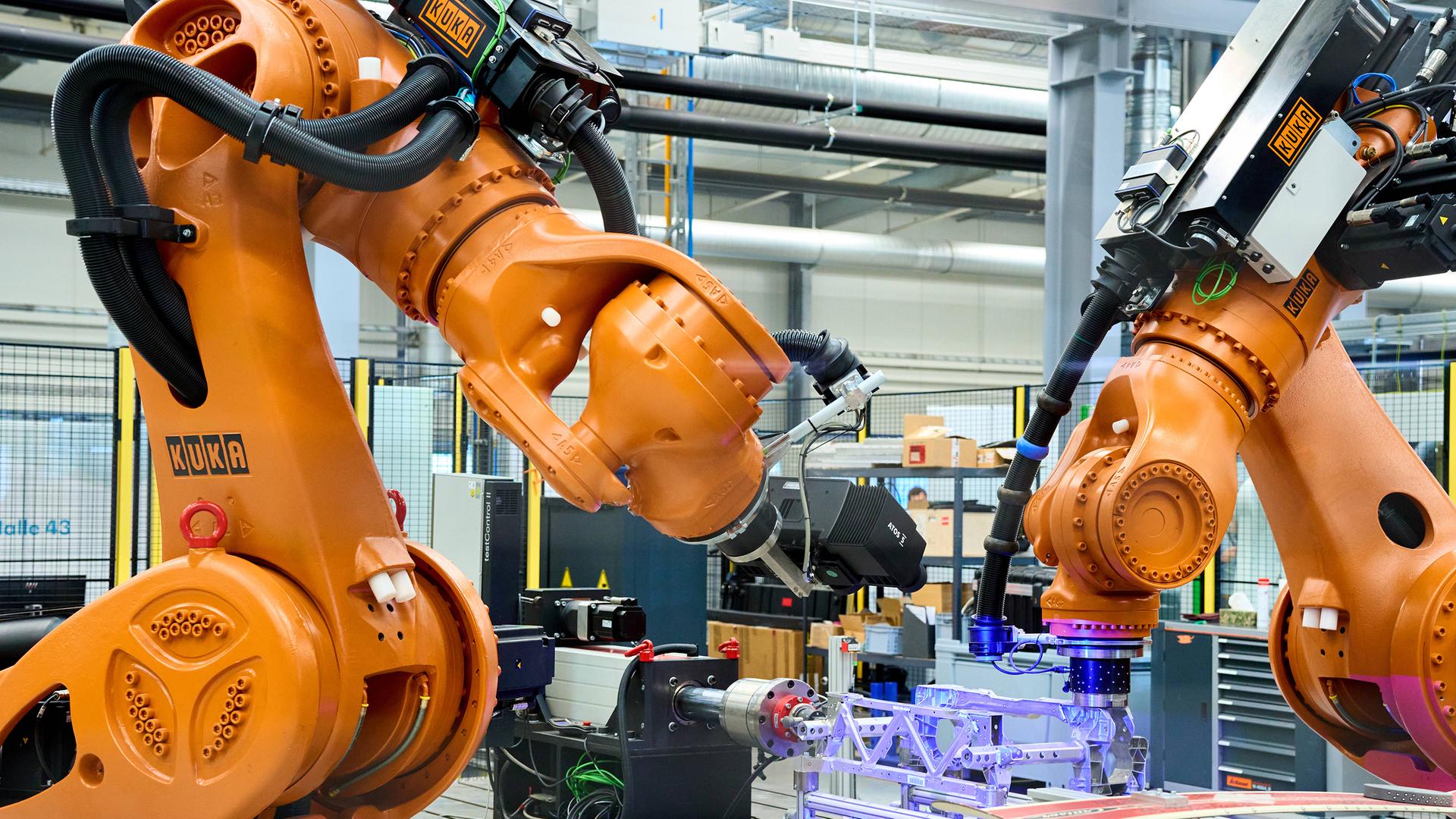 Industrieroboter ausgestellt in einer KI-Forschungshalle an der Universität Augsburg