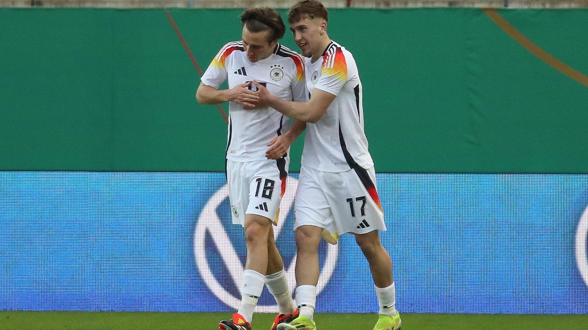 v.l. Rocco Reitz (Deutschland, 18) und Brajan Gruda (Deutschland, 17) jubeln über das Tor