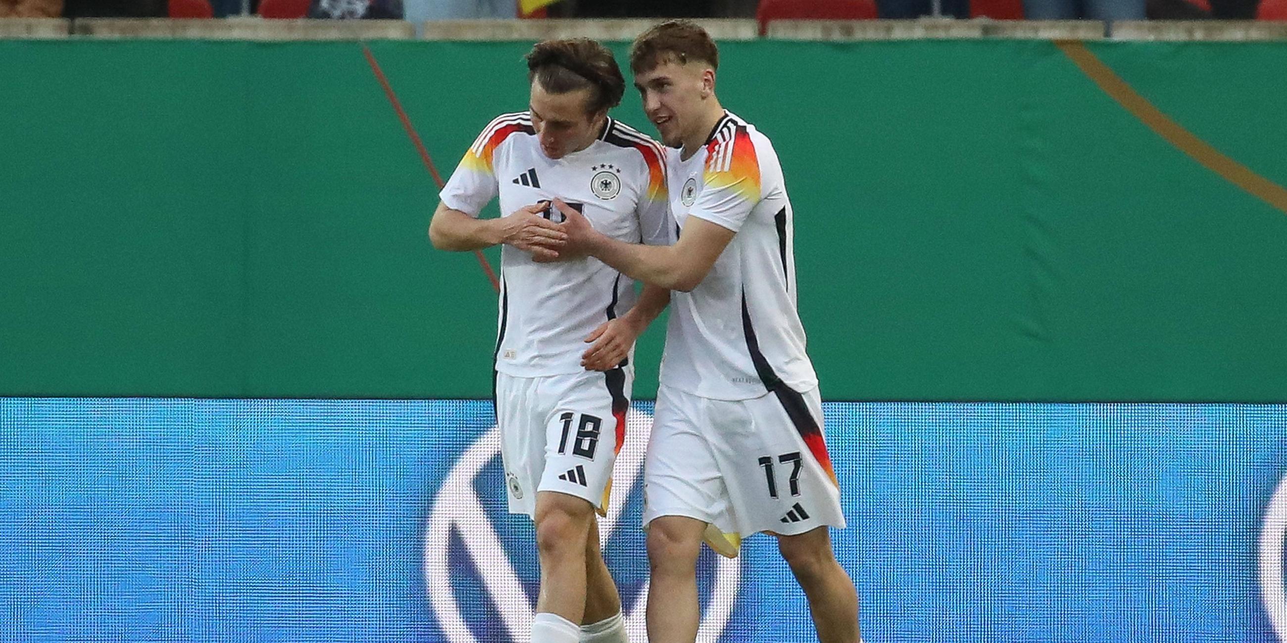 v.l. Rocco Reitz (Deutschland, 18) und Brajan Gruda (Deutschland, 17) jubeln über das Tor