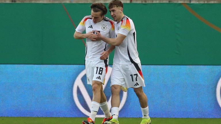 v.l. Rocco Reitz (Deutschland, 18) und Brajan Gruda (Deutschland, 17) jubeln über das Tor