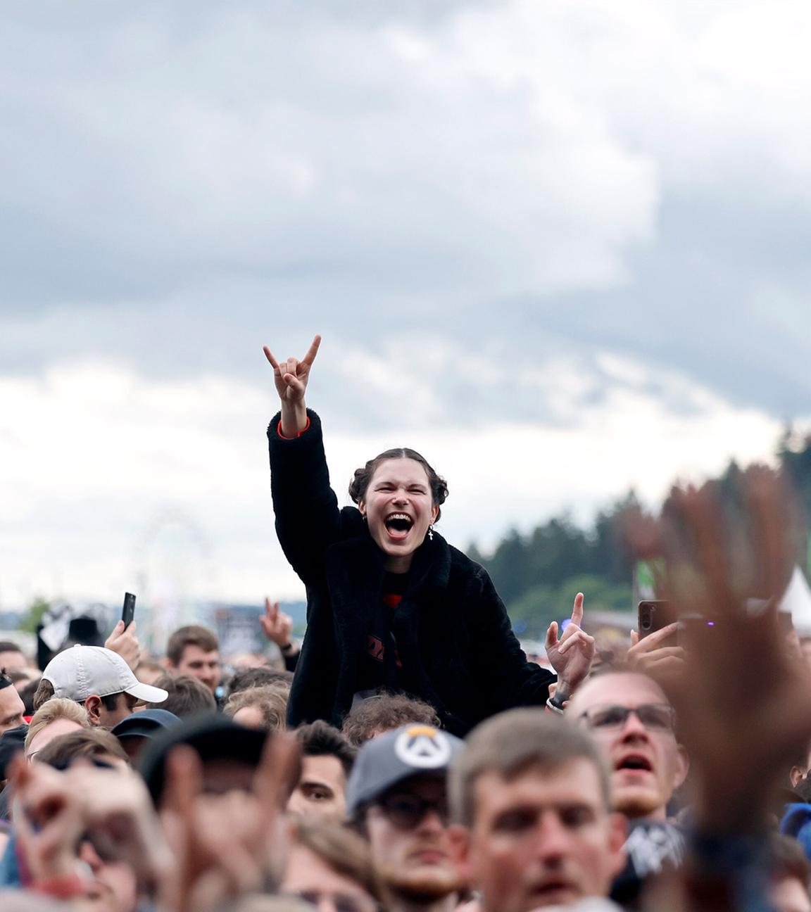 Eine Besucherin von Rock am Ring jubelt der Bühne entgegen. Aufgenommen am 07.06.2025.