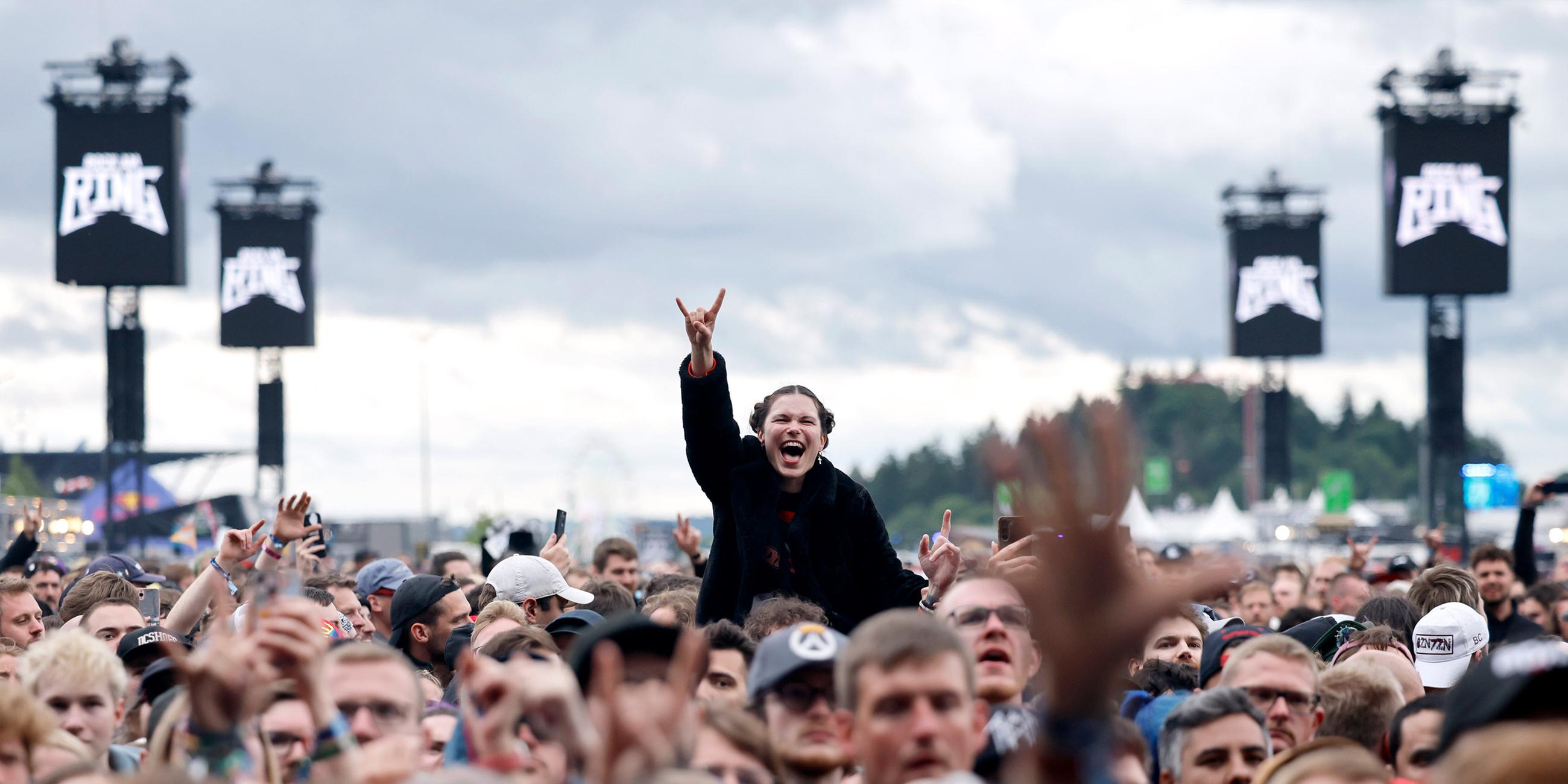 Eine Besucherin von Rock am Ring jubelt der Bühne entgegen. Aufgenommen am 07.06.2025.